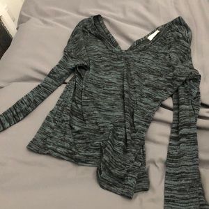 Long sleeve V back shirt